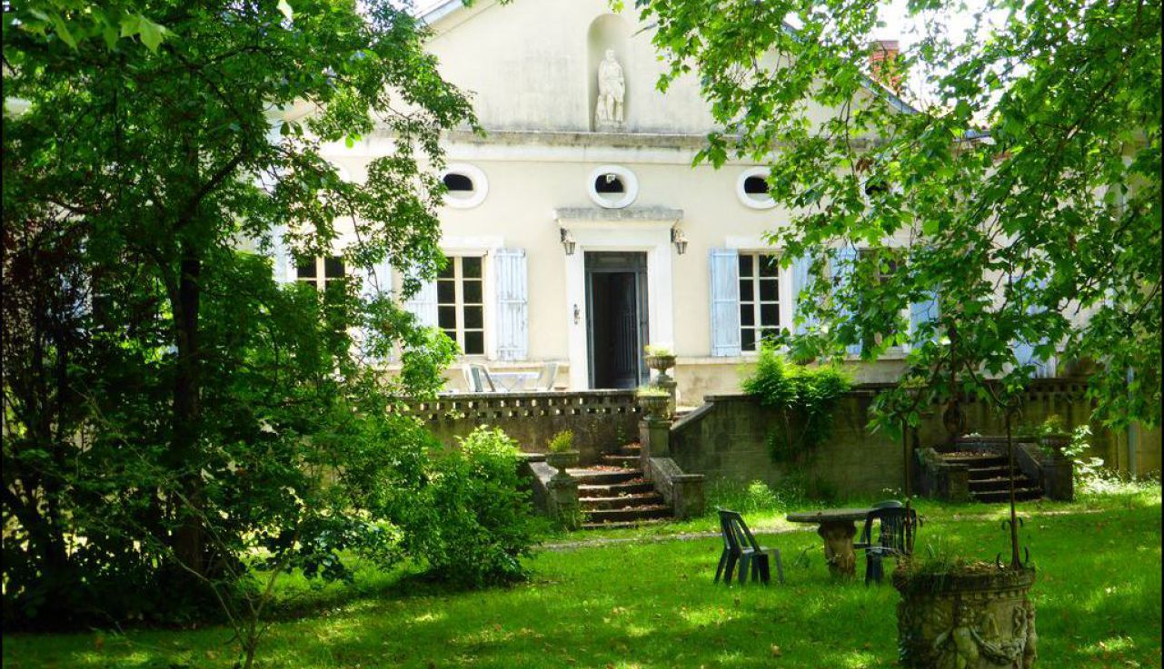 A vendre par Tarn Aveyron Immobilier Caractère agence immobilière à cordes sur Ciel : 81 - TARN , Graulhet Belle maison de Maître 330m2 à rénover sur 7300m2 de parc aux arbres bicentenaires, dépendances 160m2. Proche centre ville