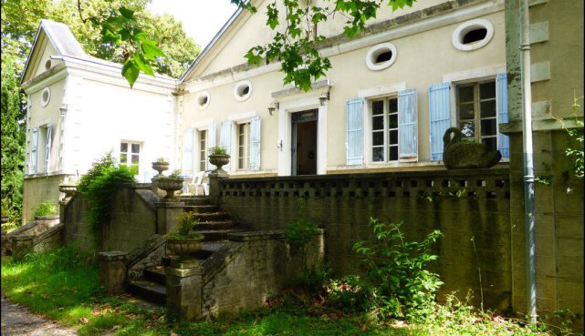 A vendre par Tarn Aveyron Immobilier Caractère agence immobilière à cordes sur Ciel : 81 - TARN , Graulhet Belle maison de Maître 330m2 à rénover sur 7300m2 de parc aux arbres bicentenaires, dépendances 160m2. Proche centre ville