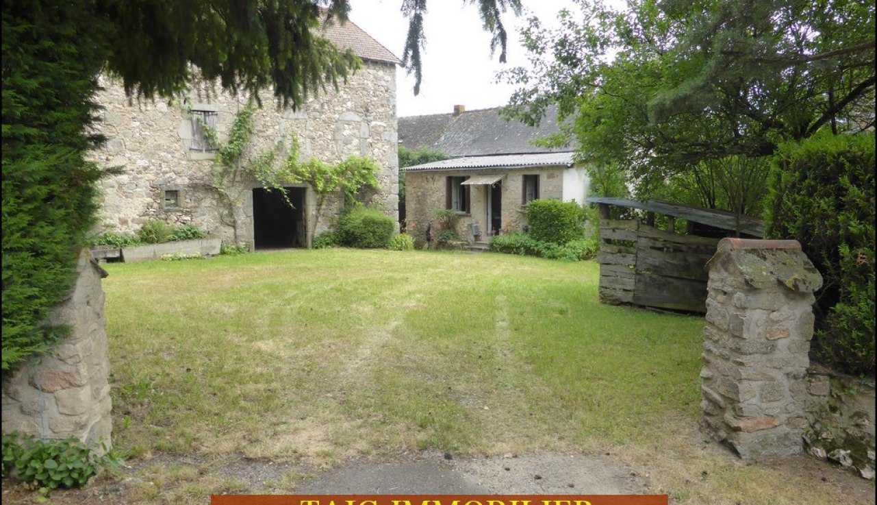 A vendre par Tarn Aveyron Immobilier Caractère, secteur Villefranche de Rouergue, La Fouillade,12, Aveyron, corps de ferme à rénover de 150m2 sur 4 hectares, dépendances,granges,prairie,calme,source,taic immobilier,agence immobilière cordes sur ciel