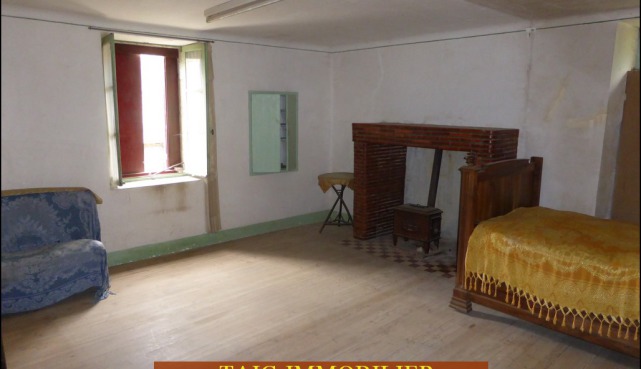 A vendre par Tarn Aveyron Immobilier Caractère, secteur Villefranche de Rouergue, La Fouillade,12, Aveyron, corps de ferme à rénover de 150m2 sur 4 hectares, dépendances,granges,prairie,calme,source,taic immobilier,agence immobilière cordes sur ciel