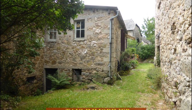 A vendre par Tarn Aveyron Immobilier Caractère, secteur Villefranche de Rouergue, La Fouillade,12, Aveyron, corps de ferme à rénover de 150m2 sur 4 hectares, dépendances,granges,prairie,calme,source,taic immobilier,agence immobilière cordes sur ciel