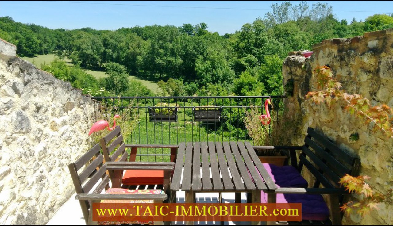 A vendre pat TAIC Immobilier, Tarn Aveyron Immobilier Caractère, agence immobilière à cordes sur ciel, A vendre Secteur Cordes sur Ciel :Maison de village sur 2 niveaux et mezzanine pour environ 95m2 et terrasse.