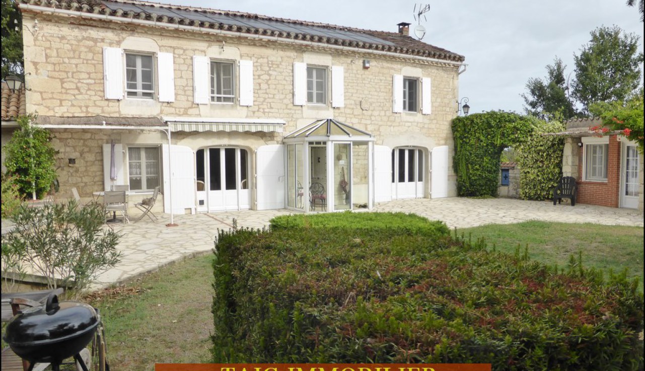 TAIC Immobilier, Tarn Aveyron Immobilier Caractere,, agence immobiliere cordes sur ciel, A vendre - TARN - 81 - Plateau Cordais : Superbe Mas du XIXième 200m2 avec piscine et dépendances sur 5200m2 de parc.
