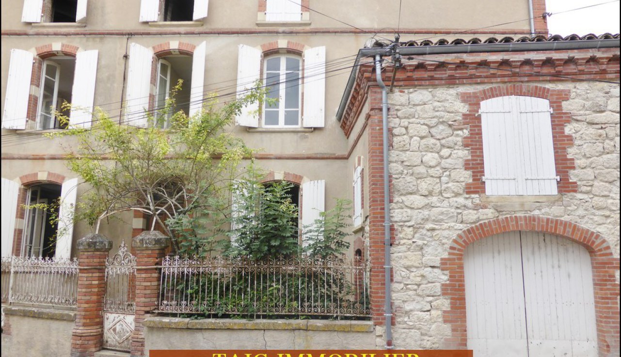 A vendre par Tarn Aveyron Immobilier Caractère,TAIC Immobilier, agence immobilière Cordes sur Ciel,Tarn,Gaillac, Maison Bourgeoise fin XVIIIiéme à rénover sur environ 250m2,garage 130m2,combles 100m2,centre village