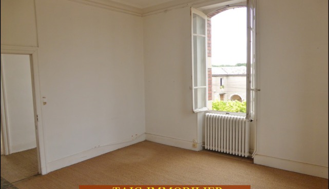 A vendre par Tarn Aveyron Immobilier Caractère,TAIC Immobilier, agence immobilière Cordes sur Ciel,Tarn,Gaillac, Maison Bourgeoise fin XVIIIiéme à rénover sur environ 250m2,garage 130m2,combles 100m2,centre village