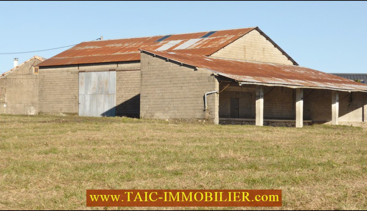 A vendre par TAIC Immobilier, Tarn Aveyron Immobilier Caractere,81,Tarn,Hangar agricole de 200m2 et son auvent de 100m2 sur 1 Hectare de terrain.