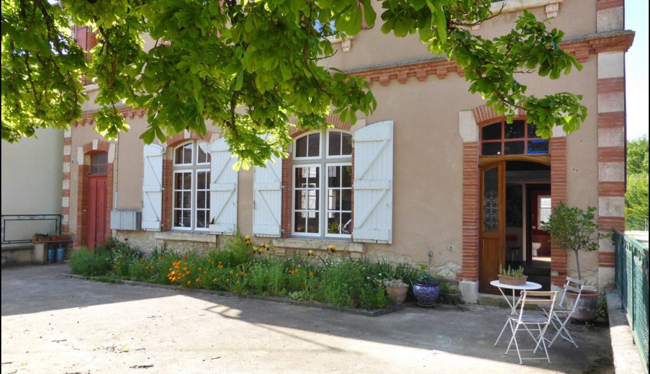 A vendre par taic-immobilier,tarn aveyron immobilier caractere, ancienne ecole,renovee,cestayrols,Ancienne école de village rénovée de 150m2 avec préau et dépendance sur 660m2 de terrain.