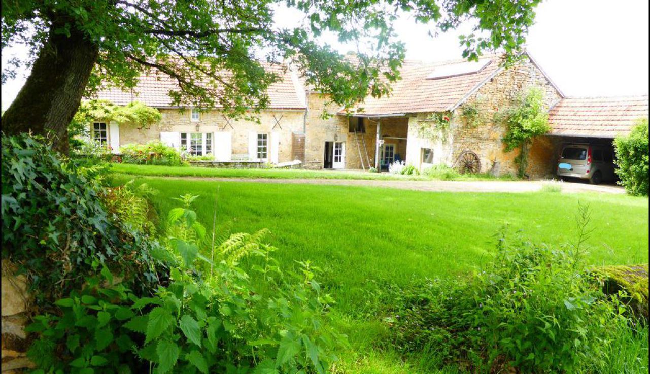 A vendre,taic immobilier,agence immobiliere occitanie,villefranche de rouergue,parisot,la fouillade,corps de ferme renové sur 130m2,dépendances,3200m2 de terrain,potager,puits,calme,charme,terrasse,tarn aveyron immobilier caractère