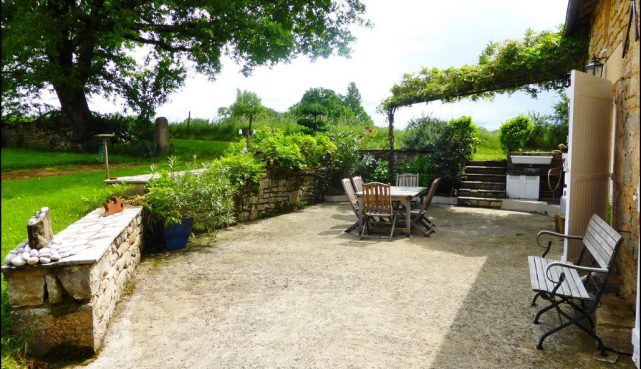 A vendre,taic immobilier,agence immobiliere occitanie,villefranche de rouergue,parisot,la fouillade,corps de ferme renové sur 130m2,dépendances,3200m2 de terrain,potager,puits,calme,charme,terrasse,tarn aveyron immobilier caractère