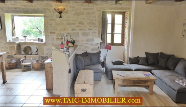 A vendre,taic immobilier,agence immobiliere occitanie,villefranche de rouergue,parisot,la fouillade,corps de ferme renové sur 130m2,dépendances,3200m2 de terrain,potager,puits,calme,charme,terrasse,tarn aveyron immobilier caractère