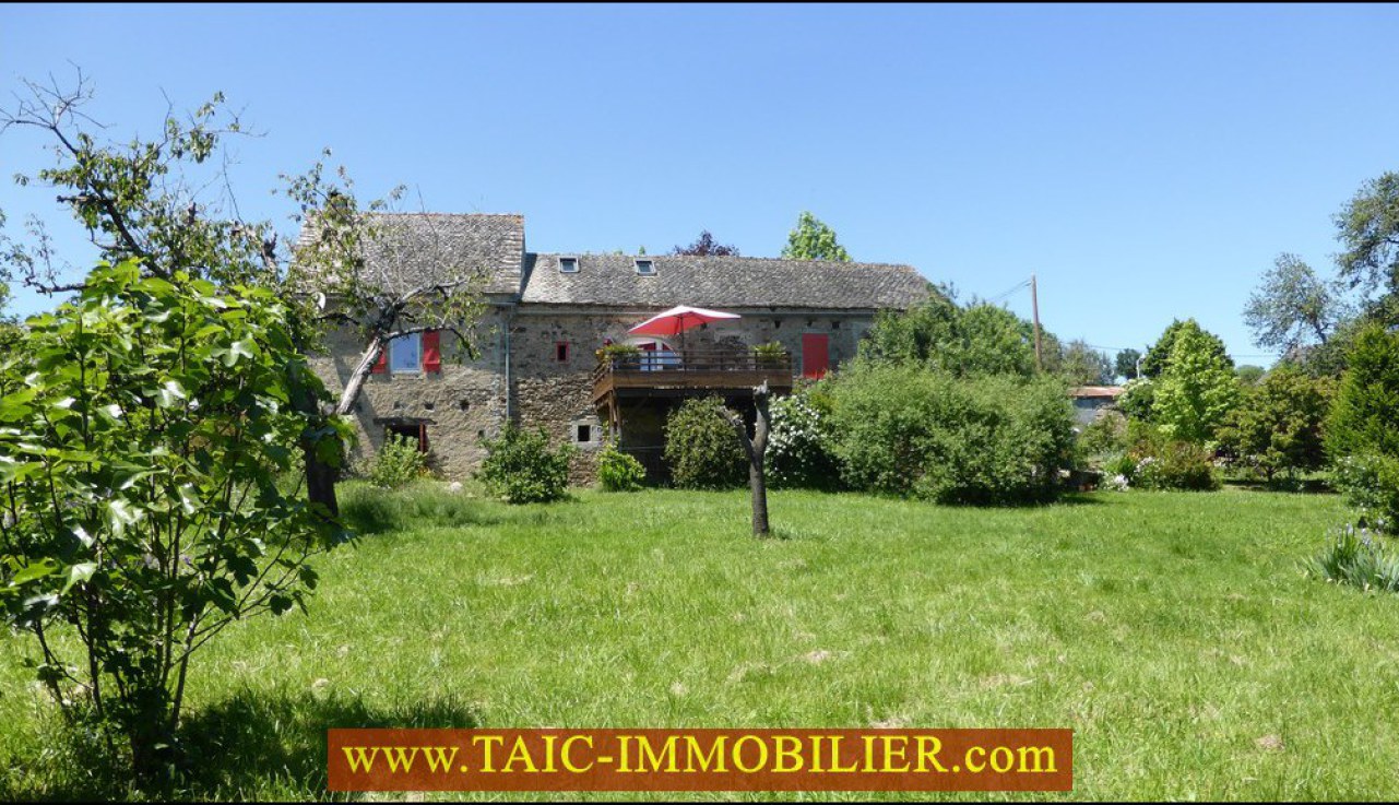 A vendre,12,AVEYRON,Charmant corps de ferme rénové d'environ 110m2 , puits, dépendances sur 3800m2 de terrain,naucelle,rieupeyroux,taic immobilier,maison de charme,ferme rénovée,puits,calme,vue,belle pierre,agence immobilière cordes sur ciel, occitanie,12