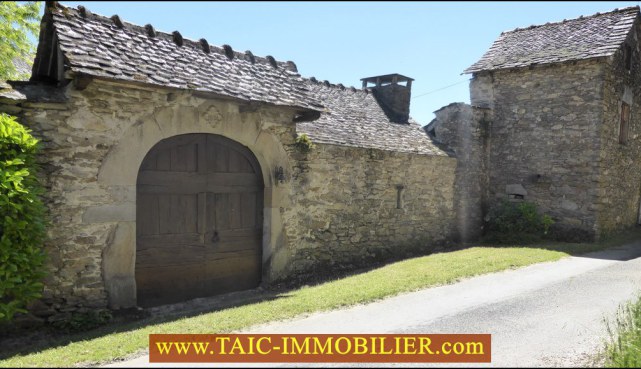 A vendre,12,AVEYRON,Charmant corps de ferme rénové d'environ 110m2 , puits, dépendances sur 3800m2 de terrain,naucelle,rieupeyroux,taic immobilier,maison de charme,ferme rénovée,puits,calme,vue,belle pierre,agence immobilière cordes sur ciel, occitanie,12