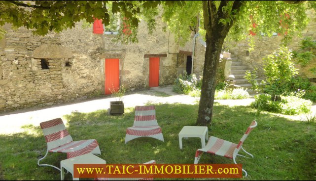 A vendre,12,AVEYRON,Charmant corps de ferme rénové d'environ 110m2 , puits, dépendances sur 3800m2 de terrain,naucelle,rieupeyroux,taic immobilier,maison de charme,ferme rénovée,puits,calme,vue,belle pierre,agence immobilière cordes sur ciel, occitanie,12