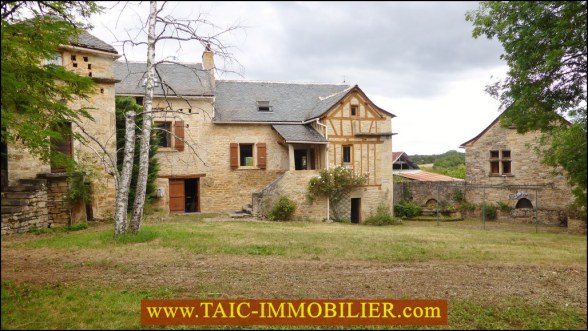 a vendre, bel ensemble immobilier,pigeonnier,maison d'amis,piscine,Mémer,villefranche de rouergue, bel maison rénovée,parc,calme,aveyron,12,taic immobilier,tarn aveyron immobilier caractère,agence immobilière cordes sur ciel,colombage