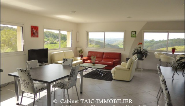 A vendre,Aveyron,Villefranche de Rouergue,Lugan,Montbazens,12,Belle propriété de construction récente sur environ 240m2, dépendances et 3.6Ha en situation dominante,Box,Barns,source,chevaux