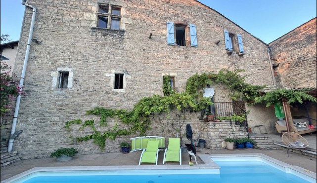 A vendre, Cordes sur Ciel,  Demeure du XVème rénovée 200m2, Piscine, Jardin arboré, Superbe vue sur la Vallée, puits,garage,