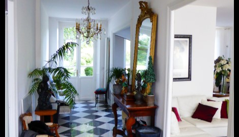 A vendre Castres Belle maison de maître parfaitement restaurée de 250 m2 sur parc séculaire de 8433m2. Proche toutes commodités.