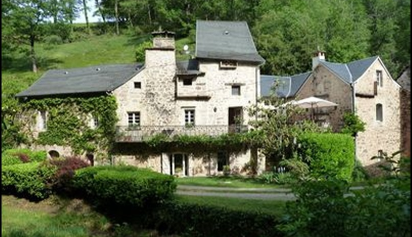 A vendre Najac Maison de meunier du 18ème siècle sur env. 260m2  entre Najac et Saint Antonin Noble Val sur 4.5Ha de parc, bois et lac.