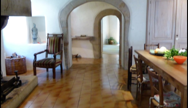 A vendre Najac Confortable maison de Meunier du 18èem sur env. 260m2 et 4.5 hectares de parc, bois et lac.