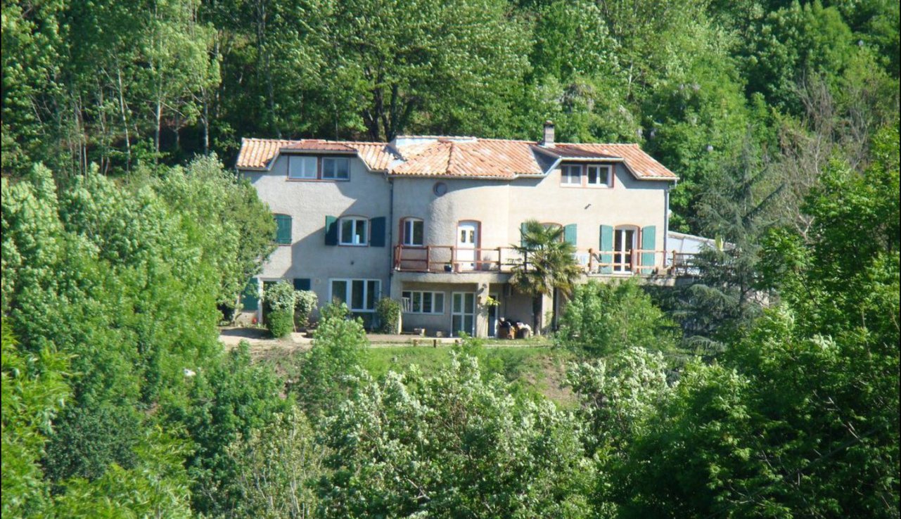 A vendre Secteur Castres. Propriété de 350m2 sur 7 hectares. Piscine, étang, 10 boxes. Vue dominante sur une petite vallée au calme.