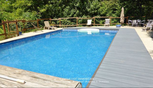 A vendre Secteur Castres. Propriété de 350m2 sur 7 hectares. Piscine, étang, 10 boxes. Vue dominante sur une petite vallée au calme.