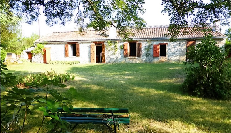 Surplombant les Gorges du Tarn   Domaine de chasse giboyeux de 260 hectares d'un seul tenant.