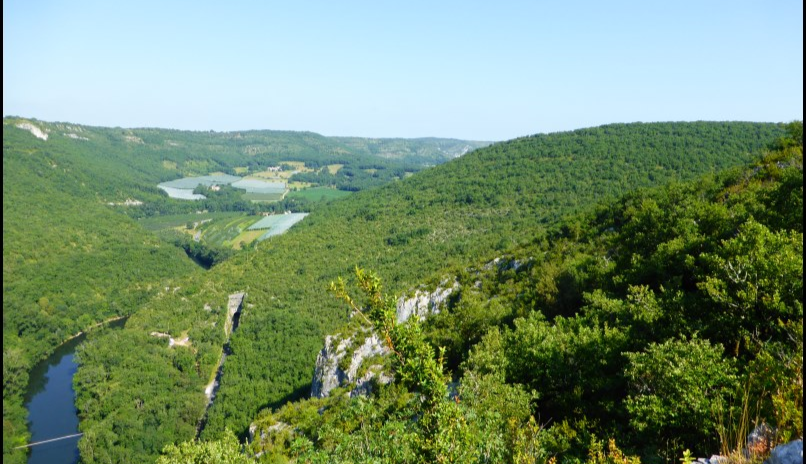 Surplombant les Gorges du Tarn   Domaine de chasse giboyeux de 260 hectares d'un seul tenant.