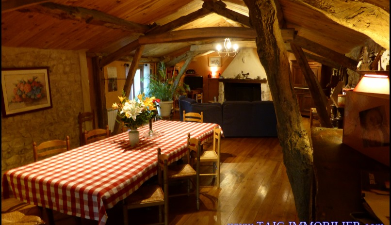 A vendre Cordes sur Ciel belle maison en pierre blanche rénovée sur 220m2 et un hectare de terrain, piscine - taic-Immobilier