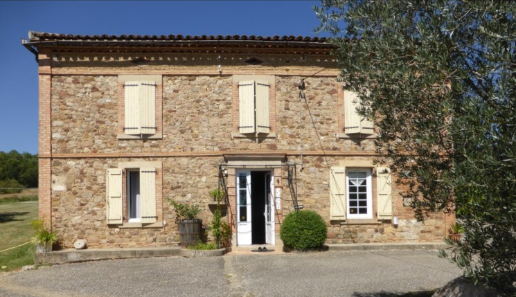 A vendre Castelnau de Montmiral Domaine de 8 hectares avec piscine, Maison principale, maison de fonction, 6 boxes et de nombreuses dépendances