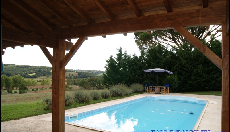 A vendre Castelnau de Montmiral Domaine de 8 hectares avec piscine, Maison principale, maison de fonction, 6 boxes et de nombreuses dépendances