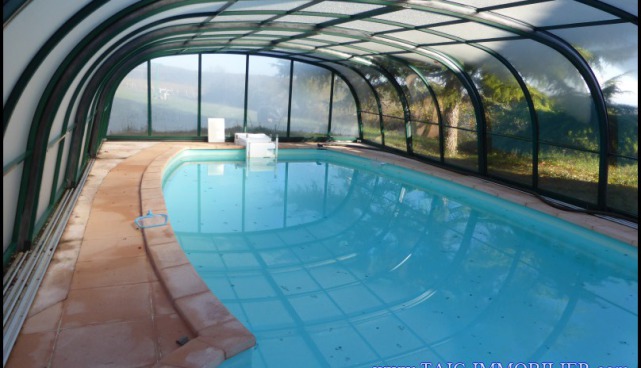 A vendre par TAIC-Immobilier secteur Cordes sur Ciel / Gaillac propriété de 200m2 sur 5 hectares avec piscine couverte et superbe vue dominante