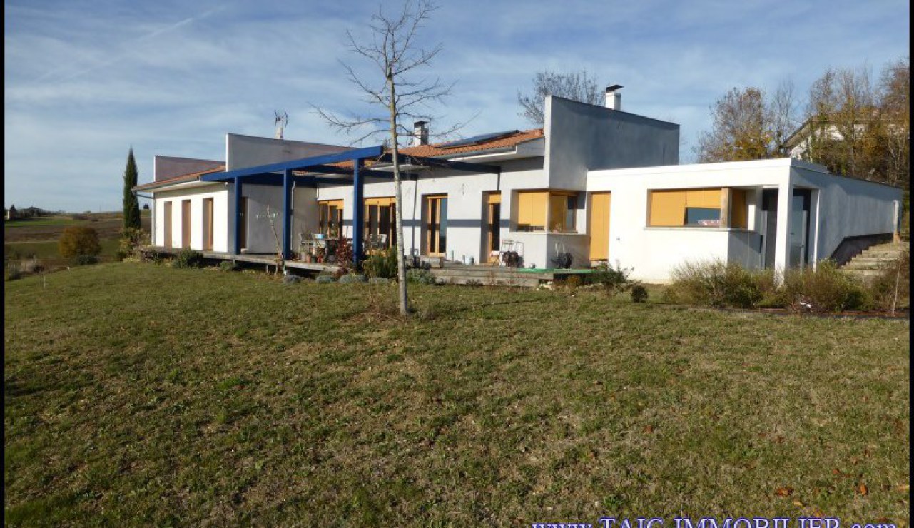A vendre par TAIC-Immobilier secteur Albi / Gaillac jolie contemporaine de 160m2 plain-pied  sur 3000m2 de terrain en situation dominante