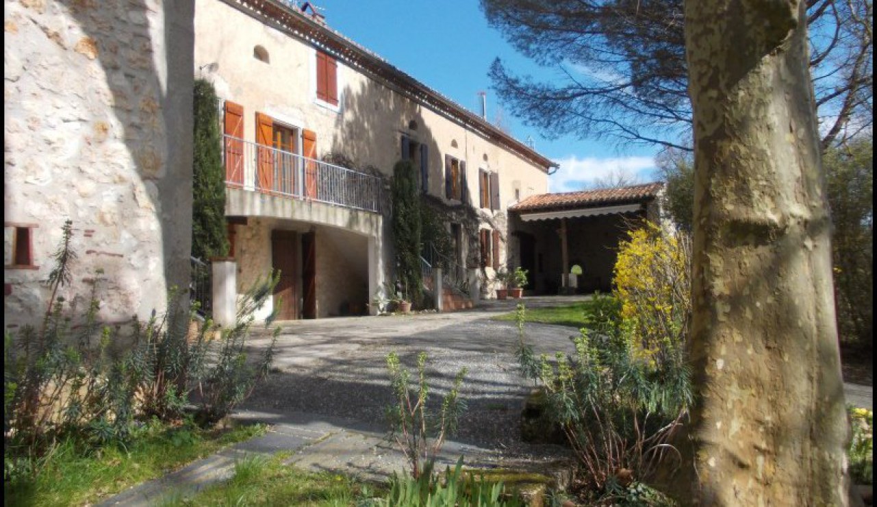 A vendre par TAIC Immobilier à Castres Grande longère de 1000m2 sur 8900m2 de terrain comprenant partie privative, 7 studios et dépendances,puit,lavoir.