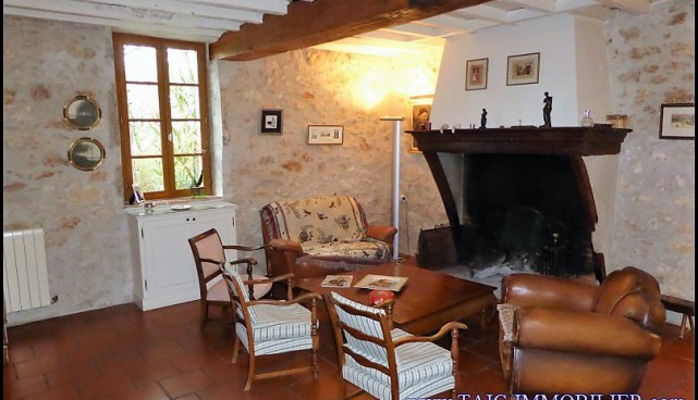 A vendre par TAIC Immobilier à Castres Grande longère de 1000m2 sur 8900m2 de terrain comprenant partie privative, 7 studios et dépendances,puit,lavoir.