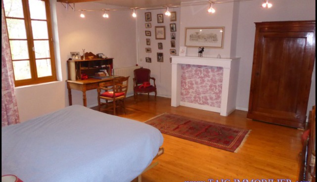 A vendre par TAIC Immobilier à Castres Grande longère de 1000m2 sur 8900m2 de terrain comprenant partie privative, 7 studios et dépendances,puit,lavoir.