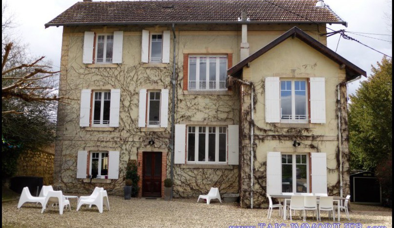 A vendre par TAIC Immobilier - Graulhet - Maison de maitre sur 250m2 avec piscine, centrale photovoltaique,jardin,beaux éléments,tarn,81