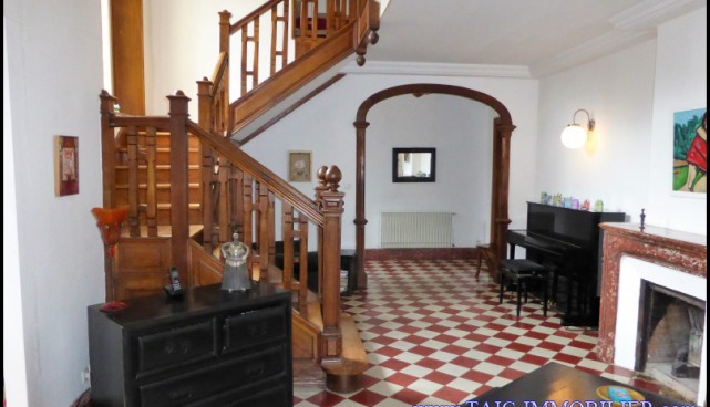 A vendre par TAIC Immobilier - Graulhet - Maison de maitre sur 250m2 avec piscine, centrale photovoltaique,jardin,beaux éléments,tarn,81