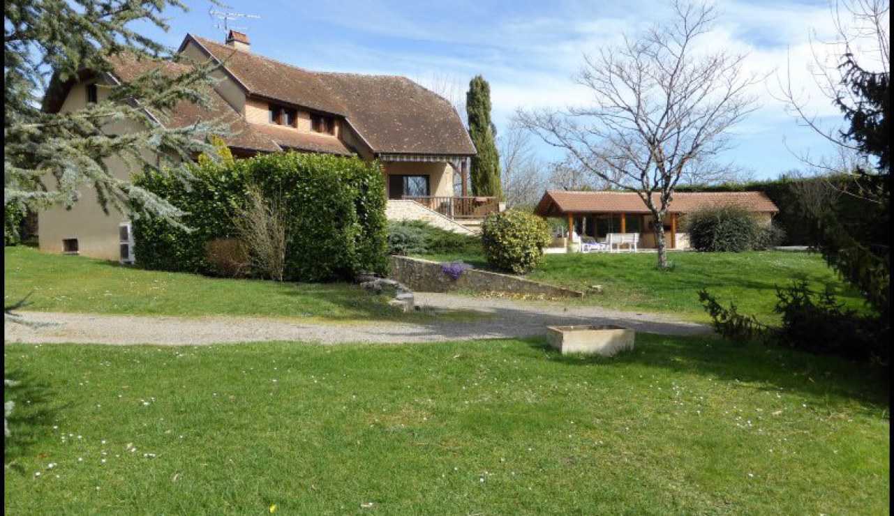 A vendre par TAIC Immobilier, Villefranche de rouergue maison d'architecte de 200m2 et sous sol 120m2,piscine,pool house,terrain 3250m2