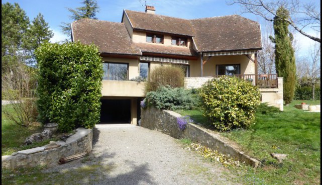 A vendre par TAIC Immobilier, Villefranche de rouergue maison d'architecte de 200m2 et sous sol 120m2,piscine,pool house,terrain 3250m2