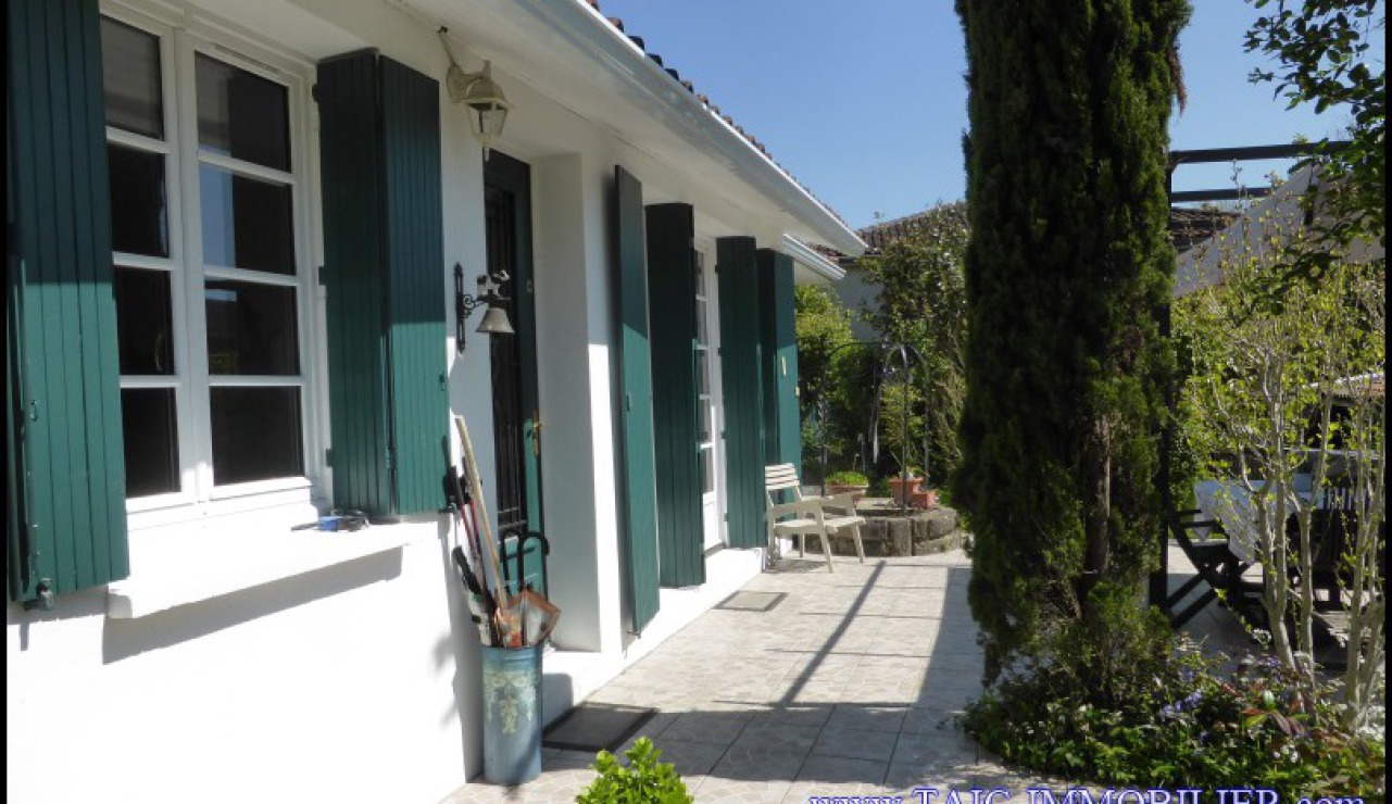 A vendre par TAIC Immobilier - Albi - Villa de 115m2 et ses 2 gites independants sur 850m2 de terrain avec piscine, garage,puits, au calme.
