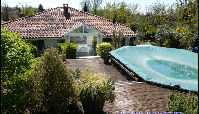 A vendre par TAIC Immobilier - Albi - Villa de 115m2 et ses 2 gites independants sur 850m2 de terrain avec piscine, garage,puits, au calme.