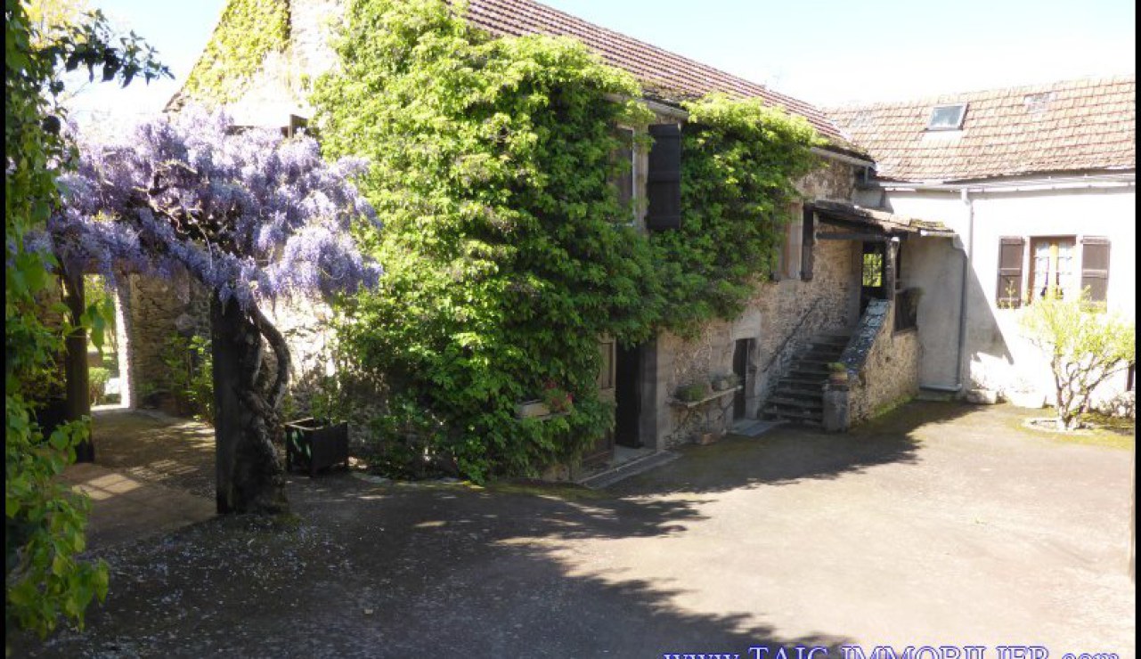 A vendre par TAIC Immobilier secteur Cordes sur Ciel Joli corp de ferme en U de 200m2 sur 8000m2 de parc avec tennis et piscine