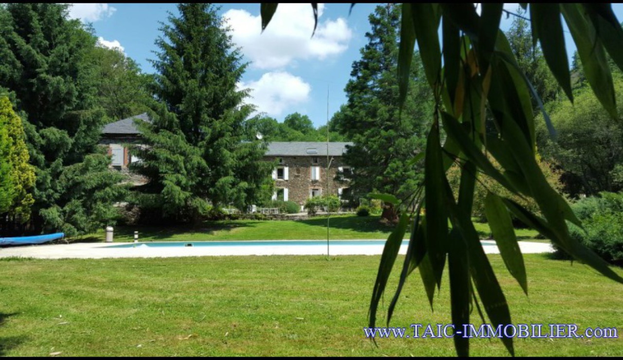 A vendre par TAIC Immobilier secteur Albi Bastide de 1200m2 sur 41 hectares, chalets, camping, rivière,piscine