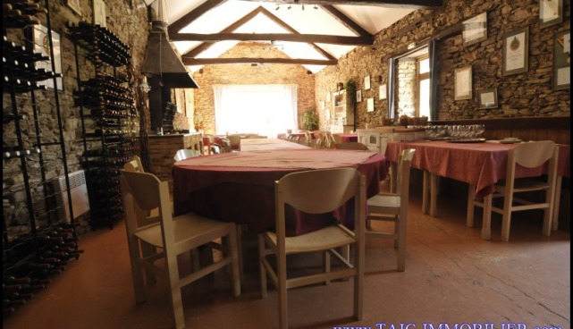A vendre par TAIC Immobilier secteur Albi Bastide de 1200m2 sur 41 hectares, chalets, camping, rivière,piscine