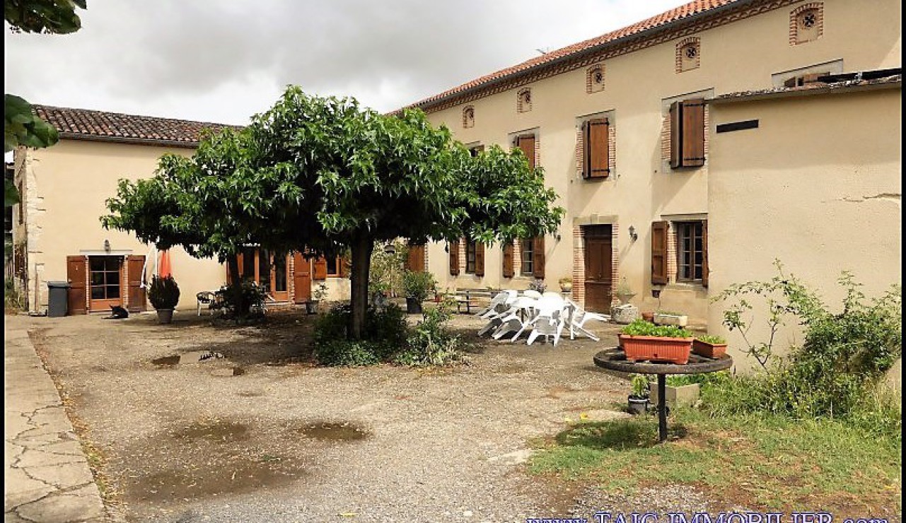 A vendre par TAIC-Immobilier agence immobilière à Cordes sur Ciel, propriété de 400m2 avec carrière, 13 boxes,dépendances,puits, sur 27 hectares
