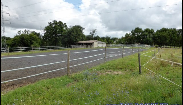 A vendre par TAIC-Immobilier agence immobilière à Cordes sur Ciel, propriété de 400m2 avec carrière, 13 boxes,dépendances,puits, sur 27 hectares