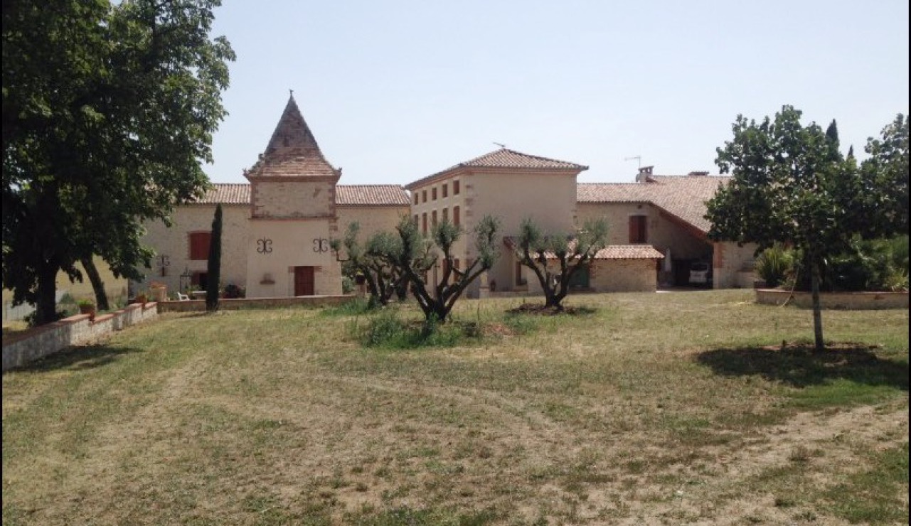 A vendre par TAIC immobilier, agence immobiliere à cordes sur ciel, Demeure de prestige sur environ 1400m2 de batiments comprenant : Maison de maître et 3 autres maisons, bergerie, pigeonniers etc... sur 15 hectares