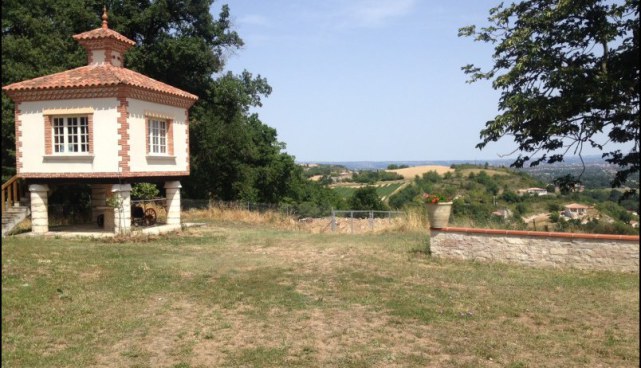 A vendre par TAIC immobilier, agence immobiliere à cordes sur ciel, Demeure de prestige sur environ 1400m2 de batiments comprenant : Maison de maître et 3 autres maisons, bergerie, pigeonniers etc... sur 15 hectares