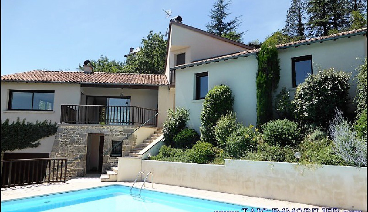 A vendre par taic-immobilier, Villefranche de Rouergue Agréable Maison d'architecte 150m2 + Sous sol, Piscine et 2800m2 de terrain en situation dominante.