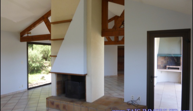 A vendre par taic-immobilier, Villefranche de Rouergue Agréable Maison d'architecte 150m2 + Sous sol, Piscine et 2800m2 de terrain en situation dominante.